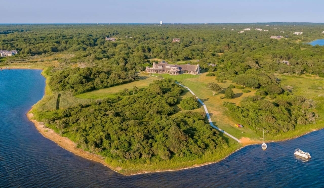 Barack Obama's Martha Vinyard Island House Outside