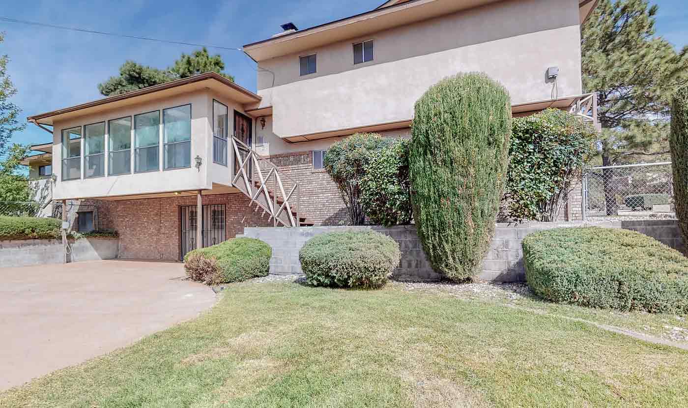 Eleven (Millie Bobby Brown) Lenora Hills House Outside, California