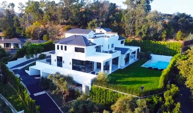 LeBron James' Brentwood House Outside/Exterior