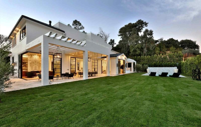 LeBron James' Brentwood House Outside/Exterior