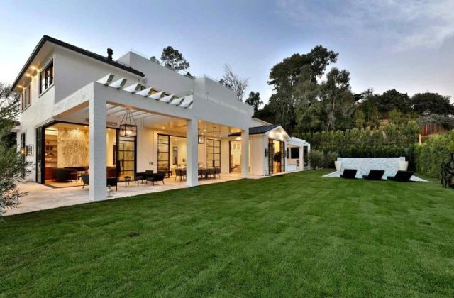 LeBron James' Brentwood House Outside/Exterior