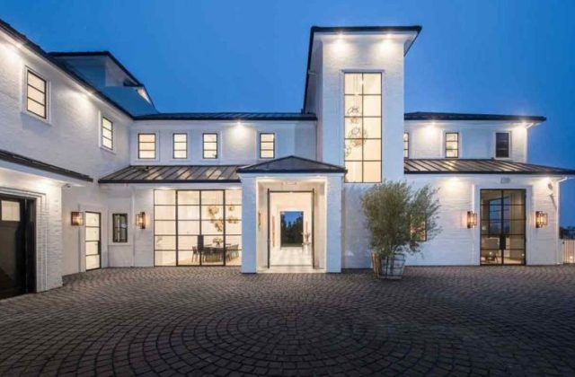 LeBron James' Brentwood House Outside/Exterior