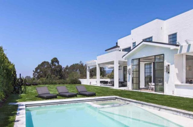 LeBron James' Brentwood House Outside/Exterior