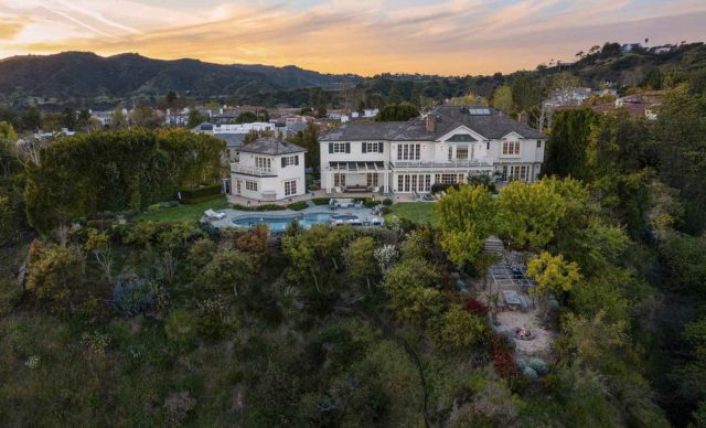 2230 Weybridge Ln Bel Air LA - Gordon Ramsay House Outside