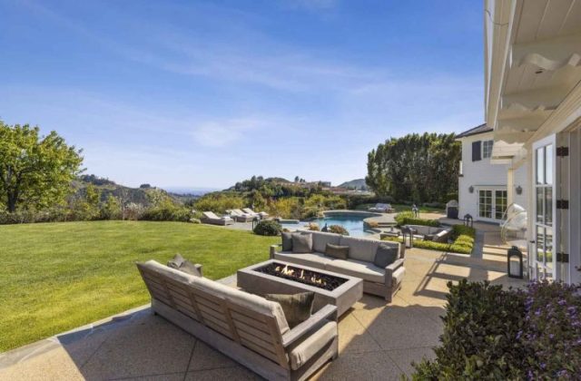2230 Weybridge Ln Bel Air LA - Gordon Ramsay House Outside